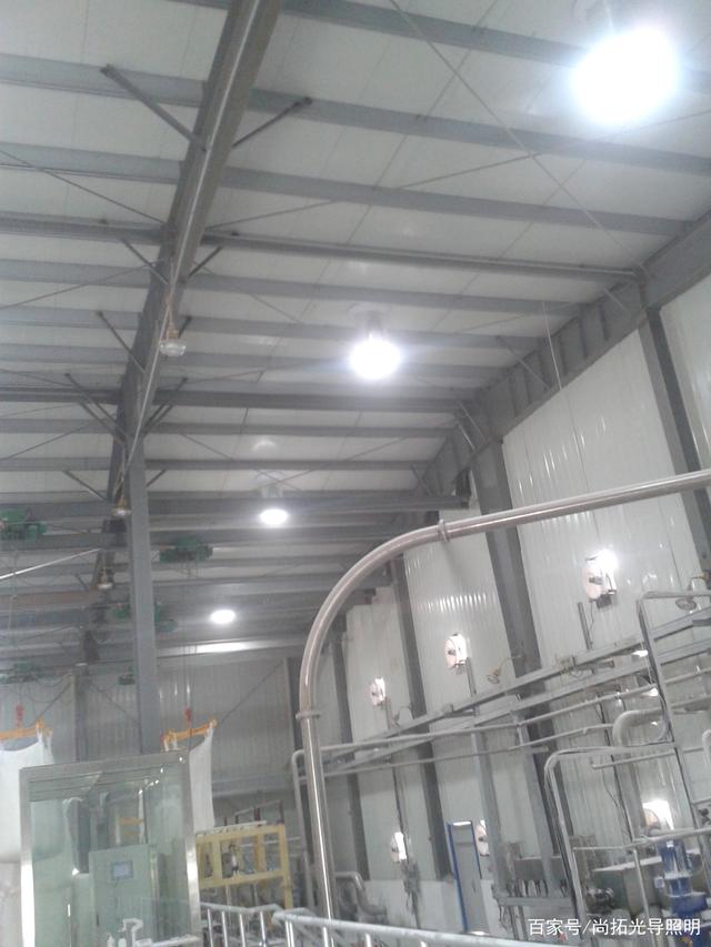 工廠車間照明燈,自然光采光不用電,解決工廠運(yùn)營(yíng)成本高的問題